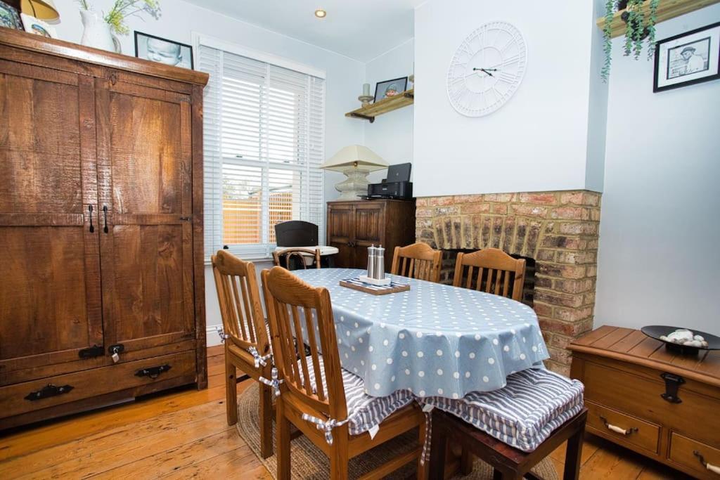 Restful And Cosy 4 Bed Home Minutes From The Beach Sandgate Εξωτερικό φωτογραφία